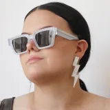 Pendientes en forma de rayo con efecto holográfico y acabado metalizado.