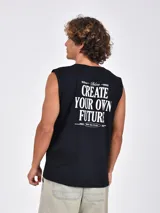 Musculosa sin mangas color negro, con cuello redondo y un pequeño estampado frontal en color claro.