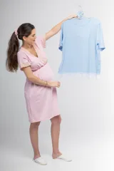 Camisón verde con textura acanalada, escote cruzado con puntilla blanca, corte imperio y mangas 3/4.