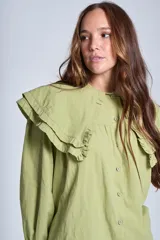 Camisa verde claro con doble cuello Claudine con volado y puños Oxford.