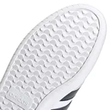 Championes Adidas Barreda de cuero sintético blanco con detalles en negro, suela de goma y puntera de gamuza gris.