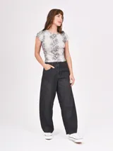 Pantalón de jean celeste de corte ancho con refuerzos en las rodillas.