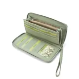 Billetera larga negra con cierre perimetral y placa metálica con logo. Posee múltiples compartimentos internos para tarjetas y documentos, además de un bolsillo con cierre interior. Incluye correa de mano desmontable.