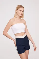 Top strapless blanco ajustado al cuerpo.