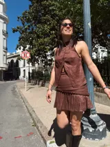 Minifalda marrón de lino con diseño plisado.