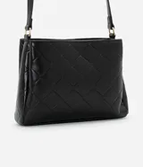 Bolso bandolera pequeño color negro, con textura acolchada en forma de rombos y logo triangular dorado en el frente.