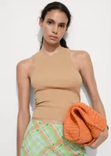 Top de punto de canalé color beige, de tejido fino, con cuello redondo y tirantes anchos.