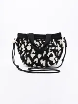 Bandolera negra con estampado animal print en blanco, doble asa corta y correa larga regulable.