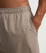 Bermuda deportiva color bordó, confeccionada en poliéster, con cintura elástica, cordón interno ajustable y short de compresión incorporado.