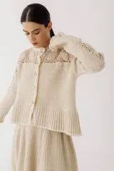 Cárdigan marrón tejido en lambswool con detalles de crochet hechos a mano, silueta al cuerpo y largo a la cintura.