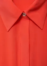 Vestido camisero midi color verde salvia, con cuello camisero, mangas cortas con dobladillo, cierre frontal con botones y cinturón con hebilla forrada.
