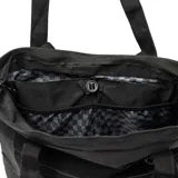 Bolso tote negro con bolsillo frontal con cierre y asas de mano y hombro.