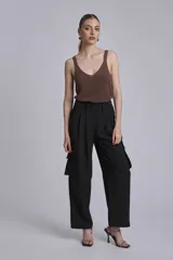 Blusa de punto color marrón con escote en V y breteles finos.