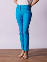Pantalón de gabardina elastizada color coral, marca Tahari. Corte slim, pretina con pasadores, cierre y broche interno. Delantera y trasera con bolsillos.