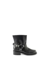 Bota corta negra de ecocuero con caña baja, base de 1,5 cm, taco de 2,5 cm y caña de 21 cm de alto.