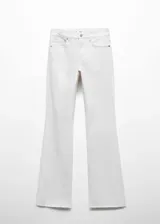 Pantalón de jean blanco de corte flare con bajo deshilachado.