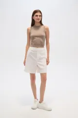 Top sin mangas color salmón, ajustado al cuerpo y con cuello a la base.