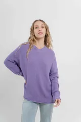 Sweater lila de punto medio, con escote a la base, corte amplio y puños en mangas y ruedo.