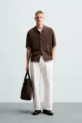 Camisa marrón de punto con viscosa, corte relaxed fit, cuello solapa, manga corta, rib a contraste y cierre frontal con botones.