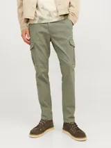 Pantalón cargo color verde oliva con cierre de cremallera y bolsillos laterales.