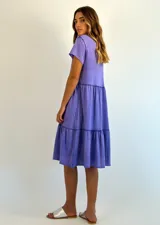 Vestido corto de algodón color naranja, con corte evasé y volados en el ruedo.