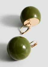 Par de aros colgantes con forma de bola color borgoña y gancho dorado.