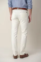 Pantalón de vestir color verde oliva, de corte recto, con cinco bolsillos y presillas para cinturón.