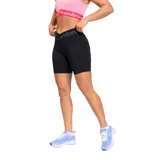 Short deportivo tipo biker negro, ajustado al cuerpo, con cintura ancha elástica que lleva el logo Umbro repetido en color gris oscuro.