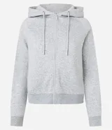 Saco negro de algodón con felpa, con capucha ajustable mediante cordón, mangas largas, cierre delantero de cremallera y bolsillos funcionales.