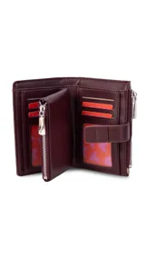 Billetera mediana de símil cuero color blanco hueso con detalles en rojo coral. Posee una presilla de cierre en la parte frontal y cierres de cremallera visibles en el borde superior.