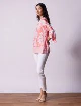 Blusa azul con estampado floral blanco, de seda fría, con cuello redondo con abertura y mangas 3/4 amplias con volados. Marca Ruby Rd.