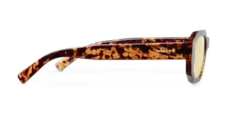 Lentes de sol unisex con montura geométrica carey y lentes amarillas.
