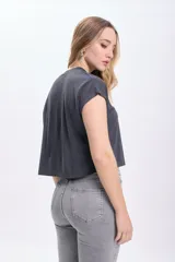 Camiseta gris oscuro de modal con mangas cortas y cuello redondo.