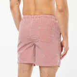 Short de baño rojo con rayas verticales blancas, cintura elástica y cordón ajustable.