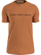 Remera color marrón con logo de Calvin Klein Jeans estampado en el pecho. Corte slim fit, cuello redondo y mangas cortas.