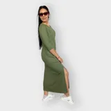 Vestido midi verde oliva de corte recto, con mangas 3/4, escote redondo y tajo lateral hasta la rodilla.