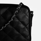 Bandolera clásica color beige, confeccionada en cuero natural, con diseño acolchado en forma de rombos. Posee correa de cadena entrelazada con cuero y cierre principal.