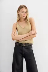 Musculosa de hilo de lurex color cobre, con escote en V en frente y espalda, de calce ajustado al cuerpo.