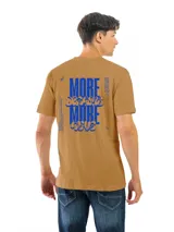 Remera celeste con estampado circular en el pecho, con texto en verde y negro.