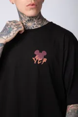 Remera blanca de algodón de corte oversize con mangas cortas y cuello redondo. Presenta un pequeño estampado en el frente con la figura de Mickey Mouse y caracteres orientales.
