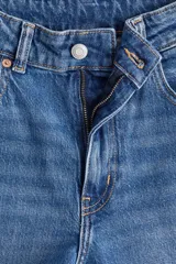 Pantalón de jean azul de tiro alto, corte wide leg y cinco bolsillos.