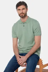 Remera polo piqué lisa color salmón, con cuello en rib y botones personalizados.