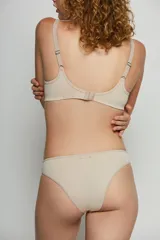 Soutien blanco sin aro, con breteles finos y espalda deportiva.