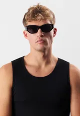 Lentes de sol negros con forma cat-eye, fabricados con materiales reciclados.
