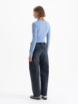 Jeans de denim con fit recto y tiro medio, en tonos grises azulados oscuros. El bajo es deshilachado.