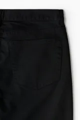 Pantalón negro de sarga de algodón, corte slim fit, con cierre de botón, bolsillos laterales, bolsillo monedero y bolsillos traseros.