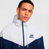 Campera deportiva Nike Windrunner para hombre, color blanco y azul marino, con capucha y logo de Nike bordado en el pecho.