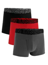 Pack de tres bóxers Under Armour de algodón, con cintura elástica con el logo de la marca. Incluye un bóxer negro, uno rojo y uno gris.