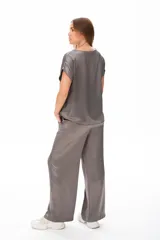 Blusa gris de viscosa, con escote redondo y mangas cortas con dobladillo.