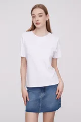 Remera holgada de algodón, color negro, con mangas cortas y diseño sencillo.